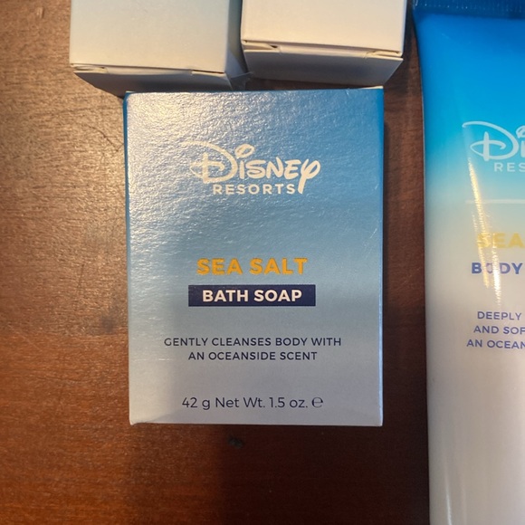 Disney Resorts set of 5. NWT 1 ea soap, lotion, vanity kit, shower cap mouthwash - Picture 4 of 6
